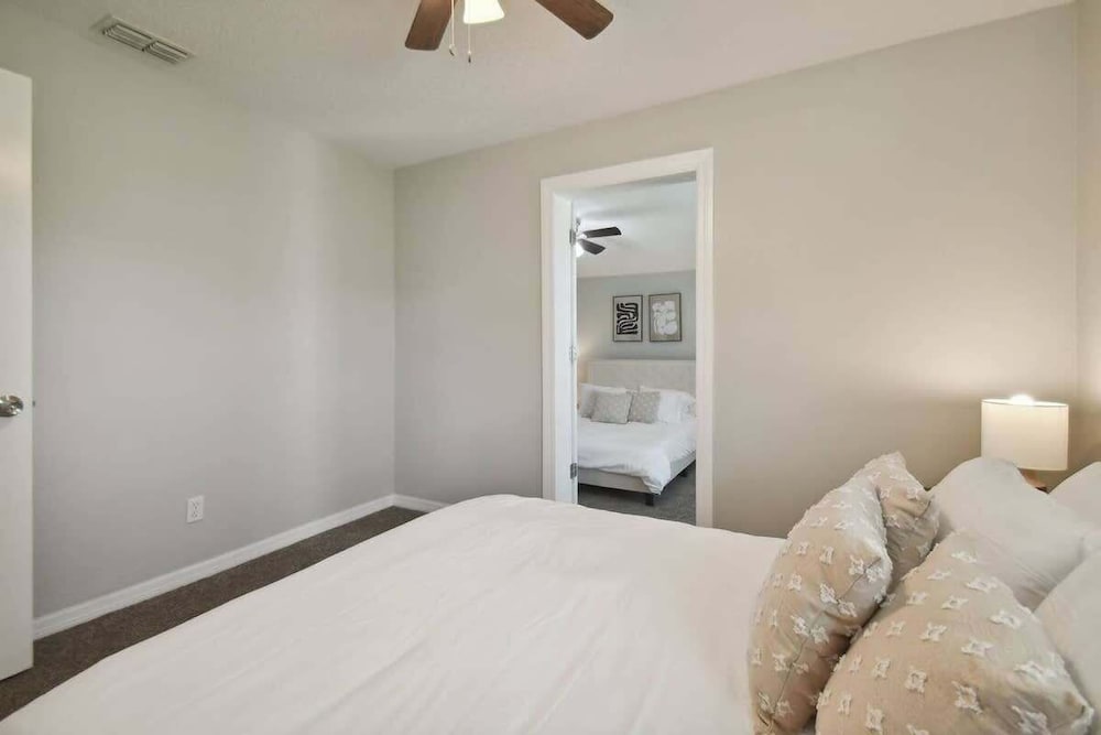 House, Multiple Beds, Kitchen, Garden View (37329 Magnolia Ave)