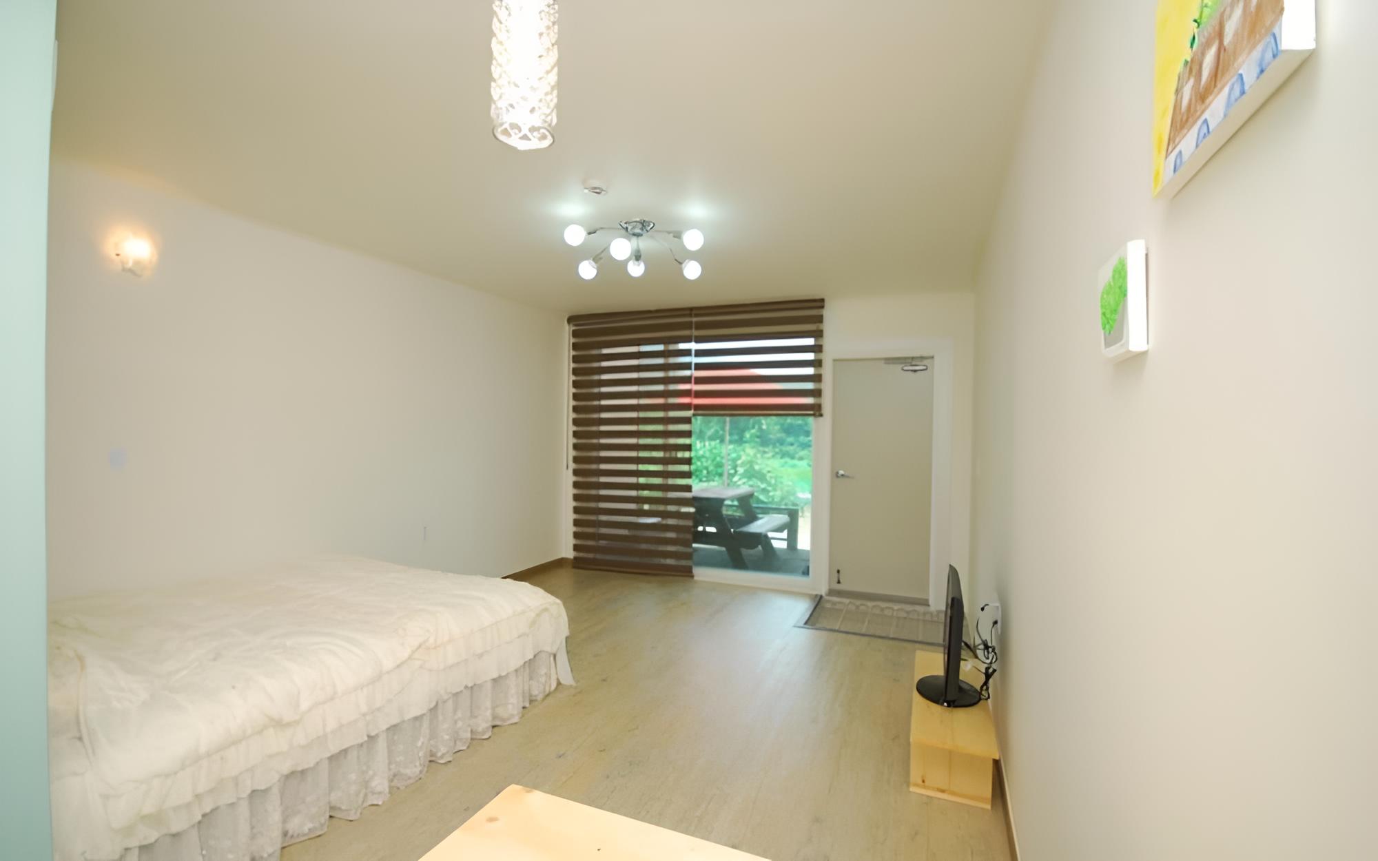 Room (Pine tree)