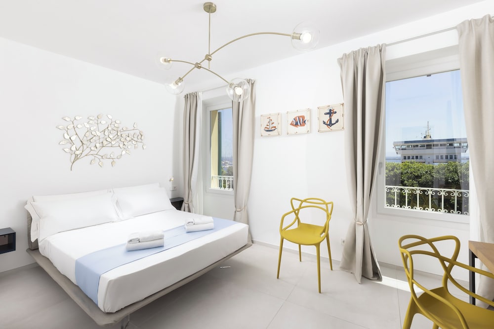 DELUXE DOUBLE ROOM WITH SEA VIEW