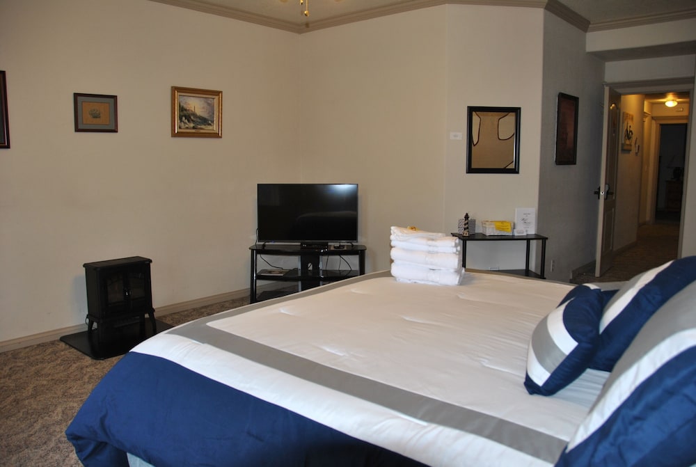 Deluxe Room, 1 King Bed, Shared Bathroom (M6 - The Lighthouse) photo 3