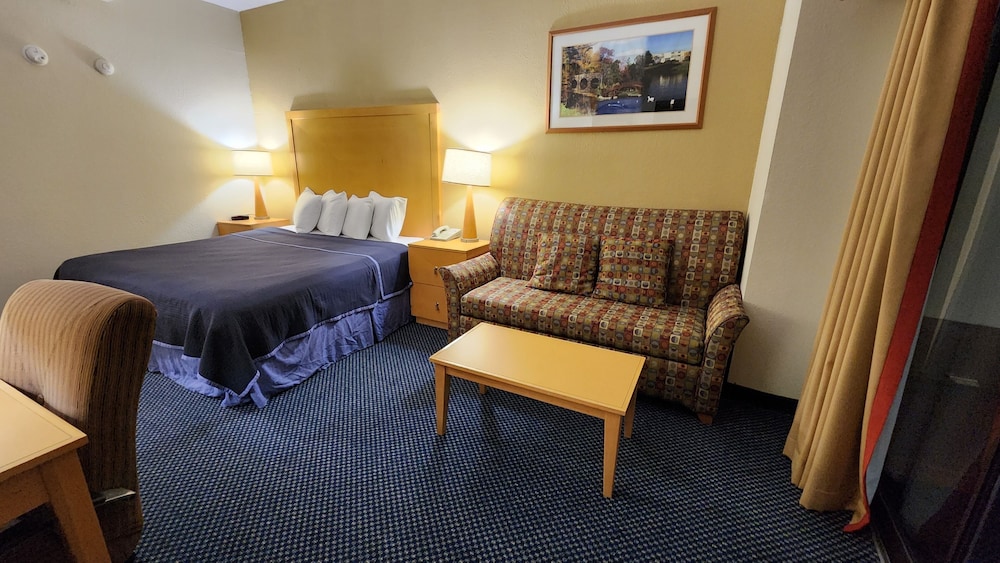 Deluxe Room, 1 King Bed with Sofa bed, Refrigerator & Microwave photo 2