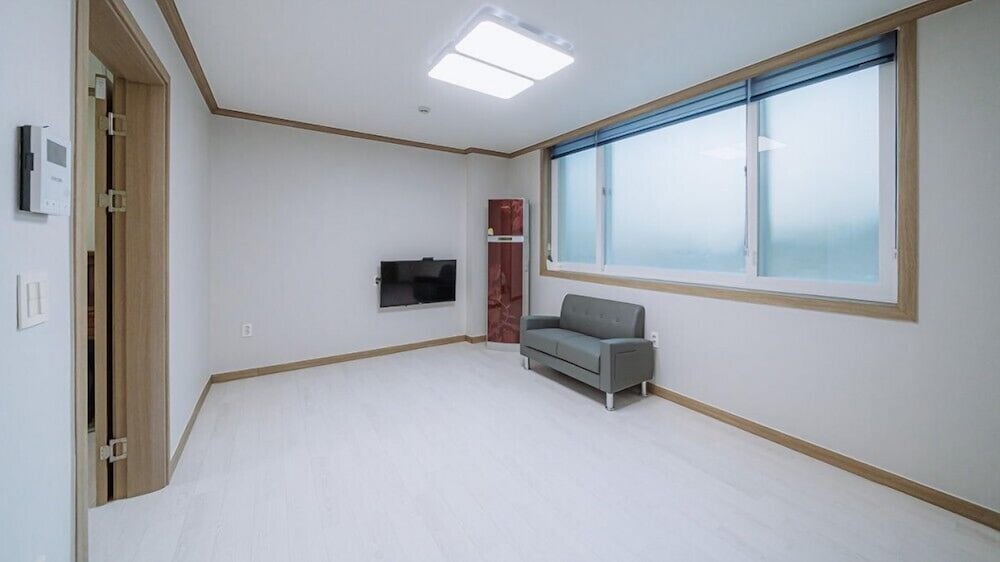 Room (Room 102) - Photo 5