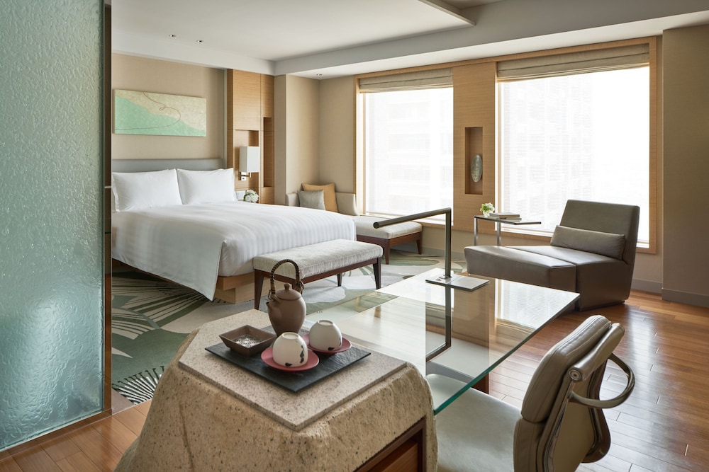 Premium Room, 1 King Bed, Club Lounge Access - Photo 4