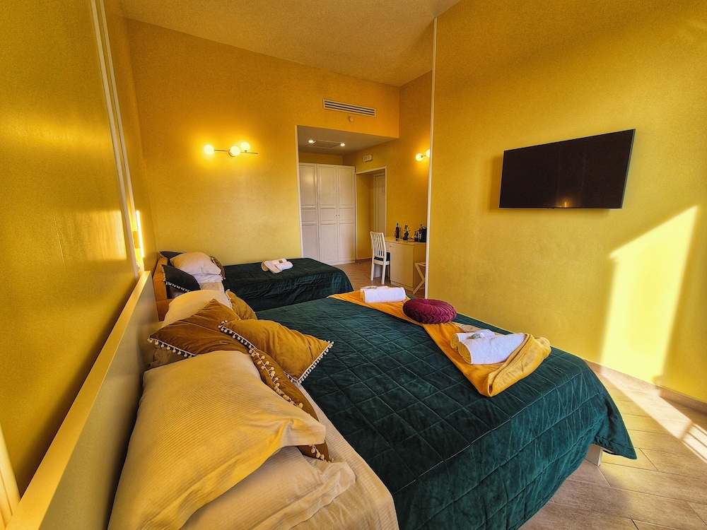 Deluxe Triple Room, City View