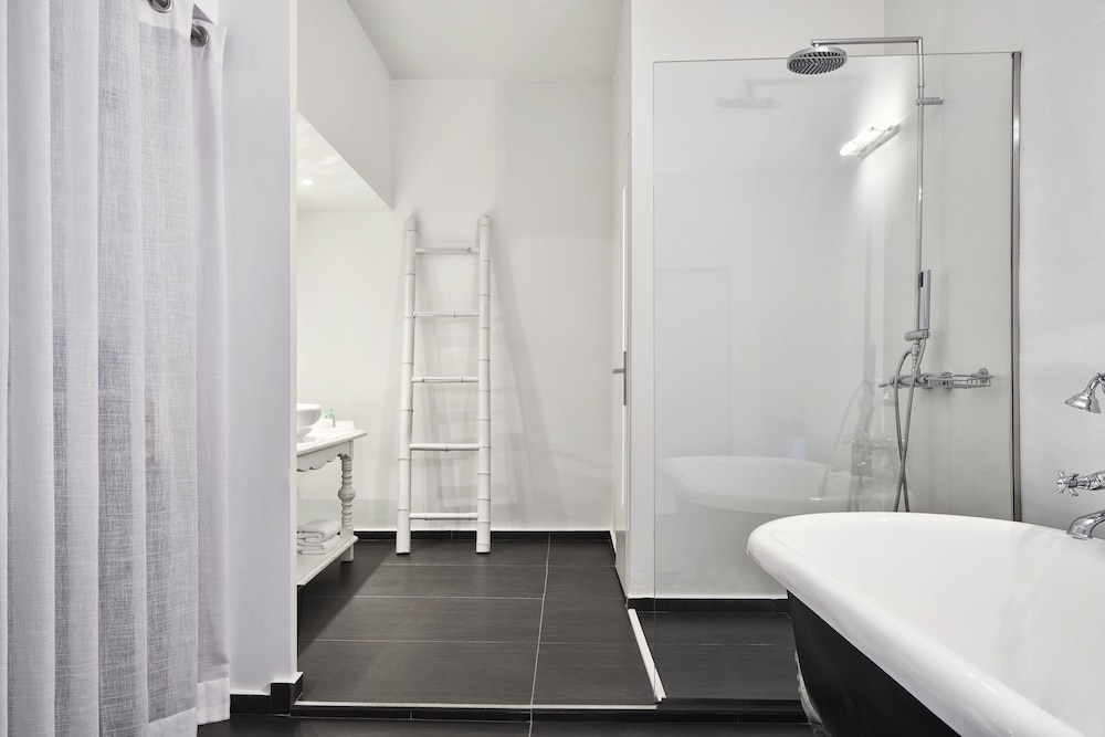 Superior Suite - Photo 12