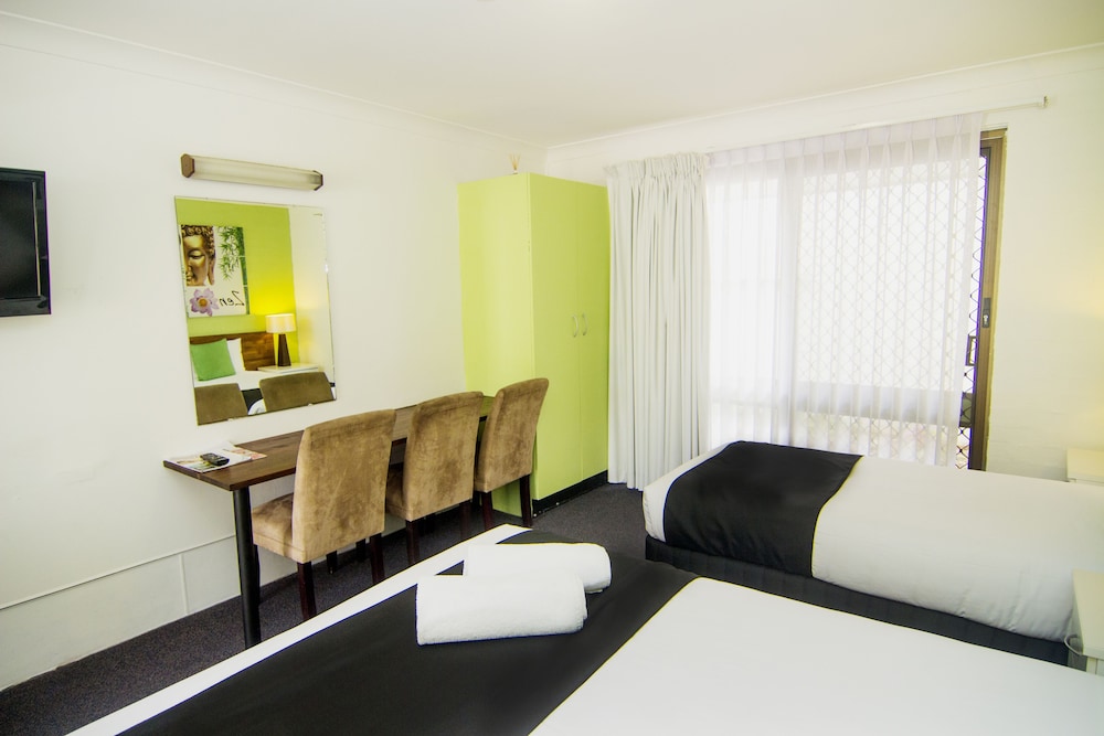 Deluxe Room, Queen plus 1 single photo 3