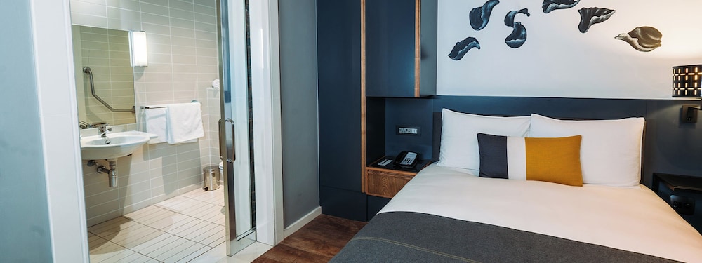 Standard Room, 1 Queen Bed - Photo 9