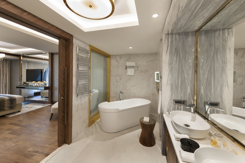 Presidential Suite with King Size Bed thumbnail 6