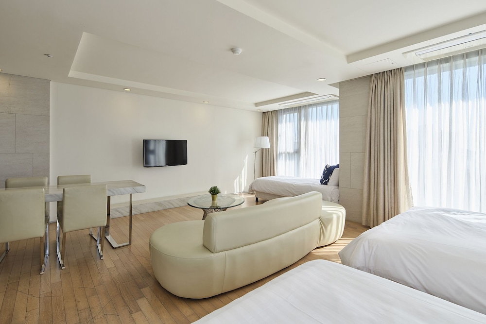 Premier Family Suite - Max 4, No Cooking, Tower Parking, Random Wood or Carpet