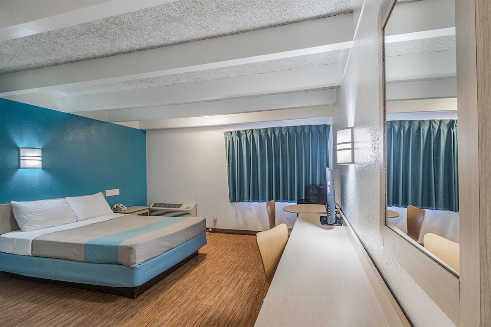 Deluxe Room, 1 Queen Bed, Non Smoking, Refrigerator & Microwave photo 2