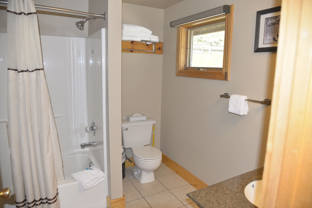 Deluxe One Room Cabin w/ Fireplace - Photo 3
