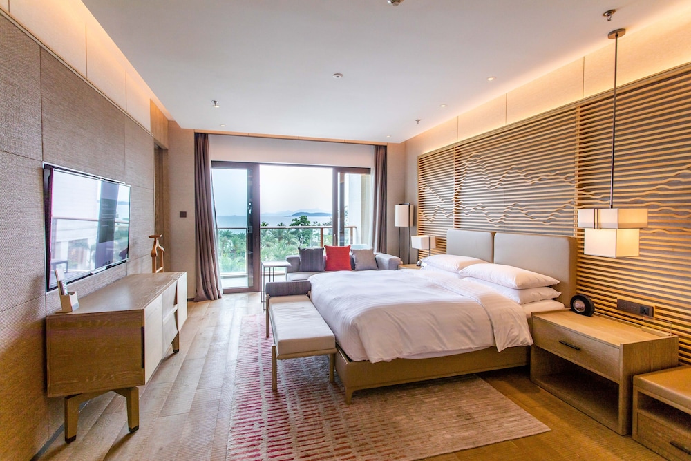 Suite, 1 King Bed, Smoking, Sea View photo 3