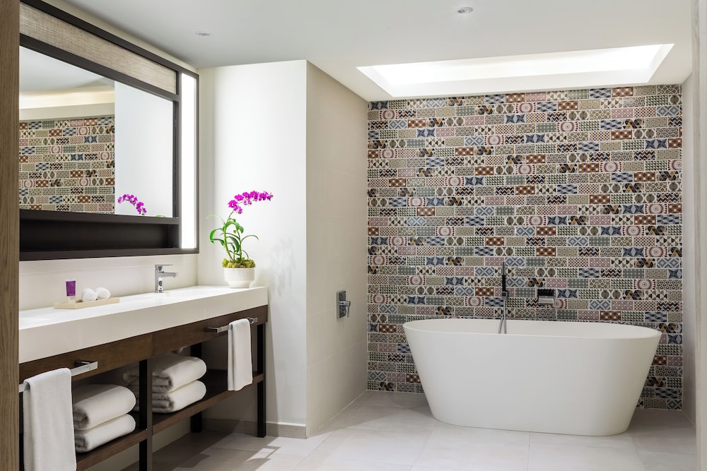 Club One Bedroom Master Suite