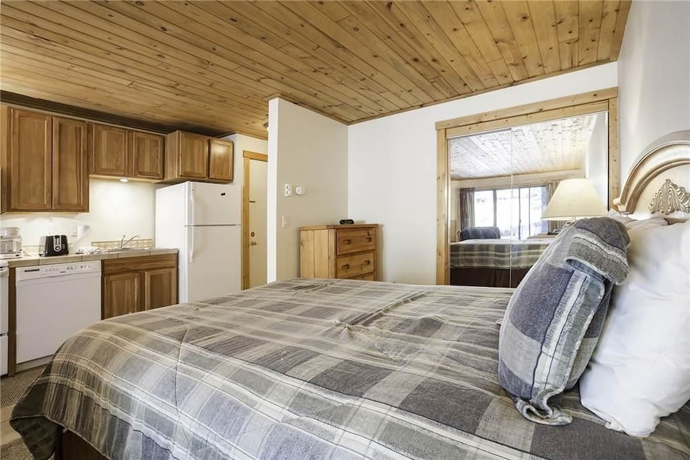 Studio, 1 Queen Bed with Sofa bed (Scandinavian Lodge and SL101 - Cozy S) photo 2