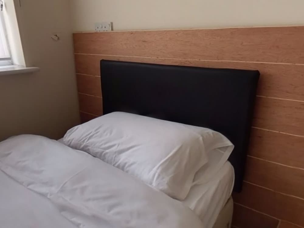 Standard Single Room, Shared Bathroom (Room 901)