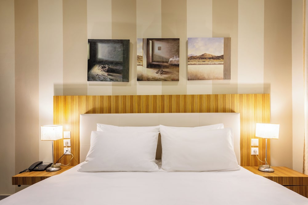 Junior Suite with Pool View - Photo 14