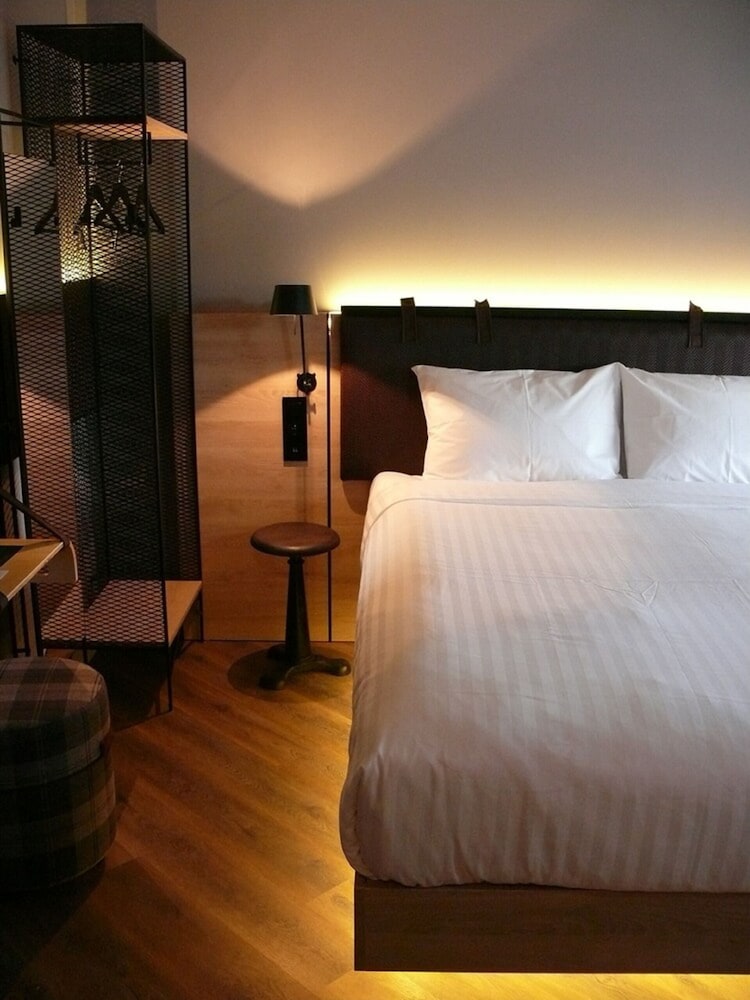 Room, 1 Queen Bed - Photo 8