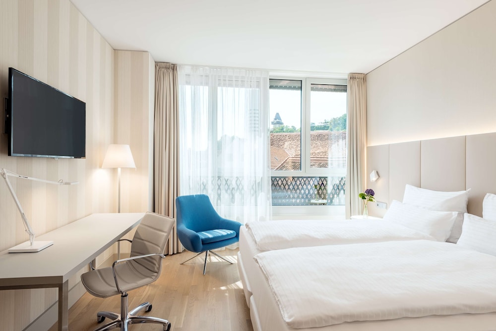 Standard Room (View, Extra Bed 2 adults + 1 child) thumbnail 6