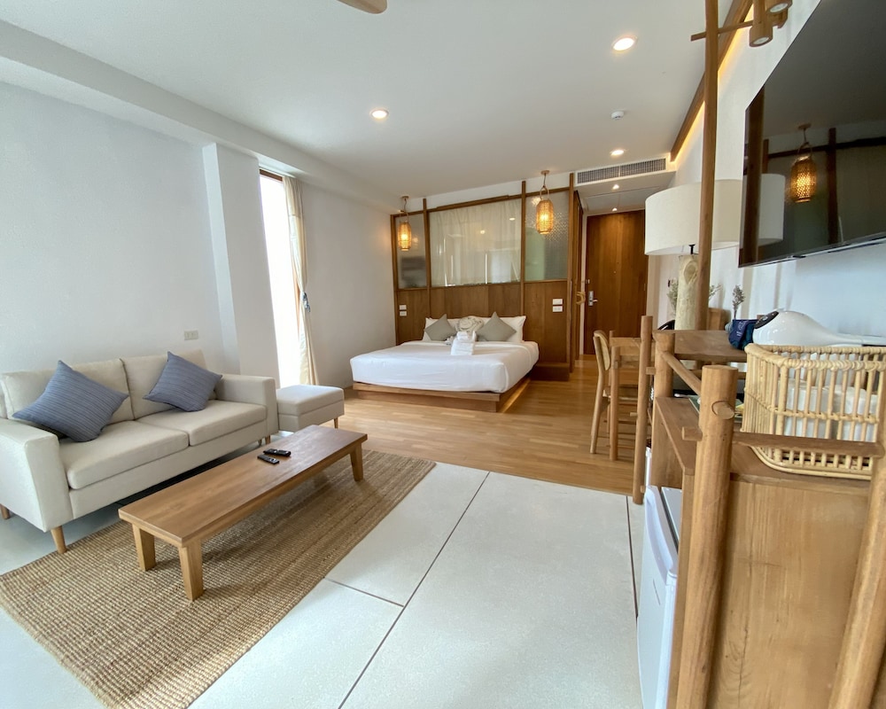 Accessible Luxury Suite with Bathtub on the Balcony - Photo 2