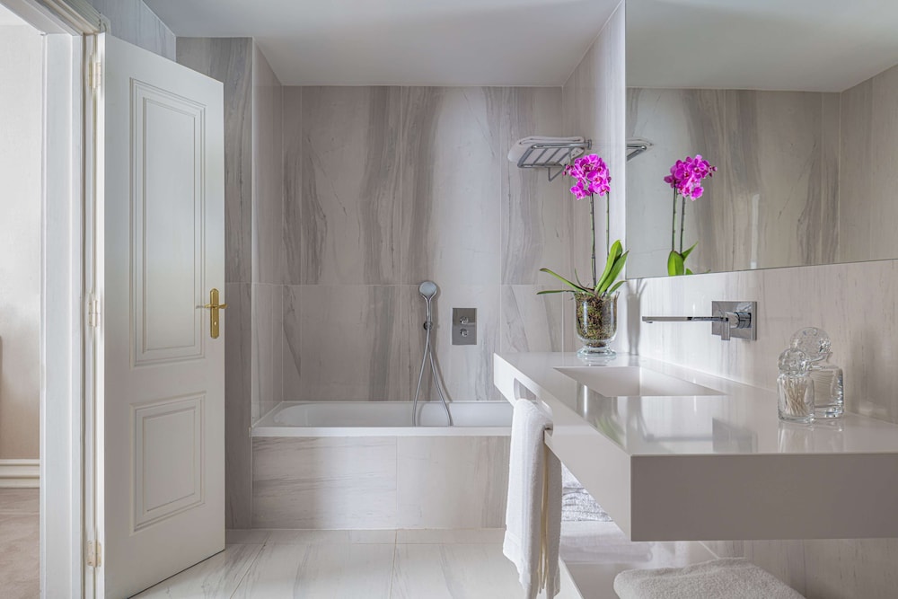 Premium Suite (Extra Bed 3 Adults) thumbnail 6