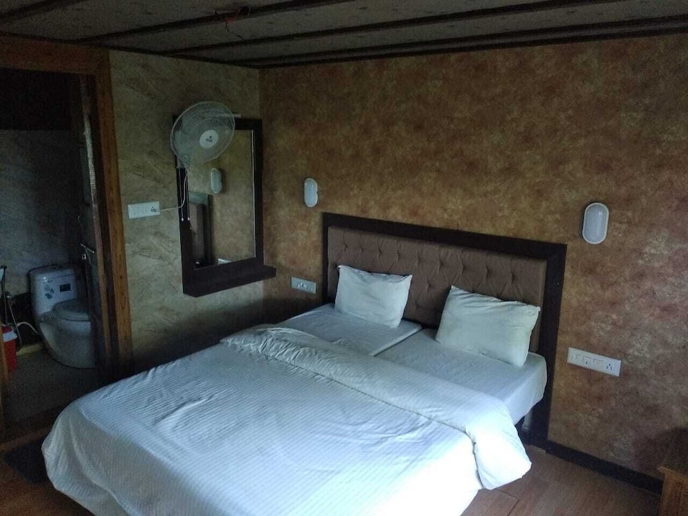 9 Bedroom Suite photo 1