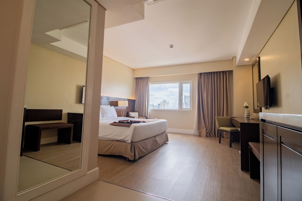 Deluxe Room, 1 King Bed - Photo 9