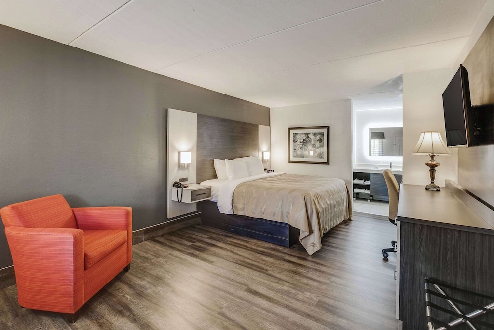 Standard Room, 1 King Bed, Non Smoking - Photo 2