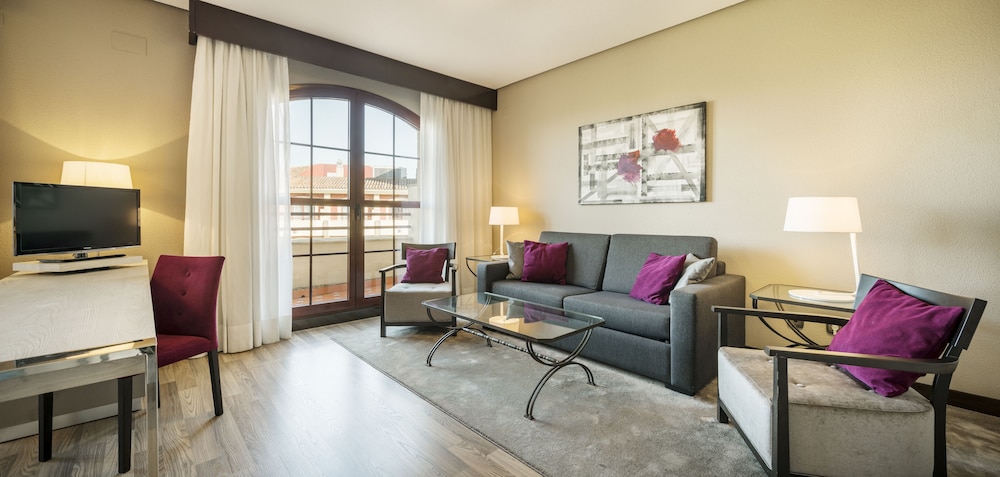 Family Room (2 Adults + 2 Children) - Photo 3