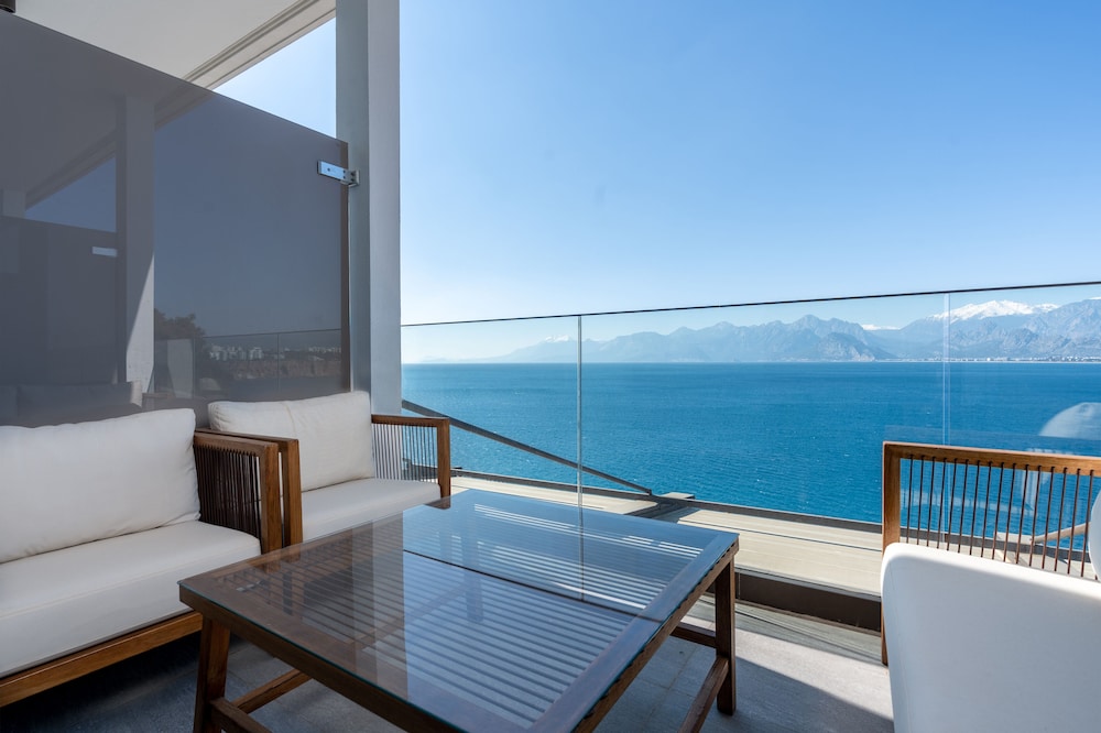 Standard Room Sea View thumbnail 6