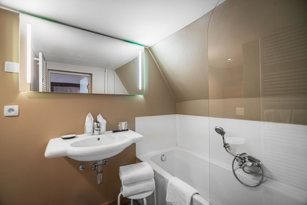 Double or Twin Room (Budget) - Photo 18