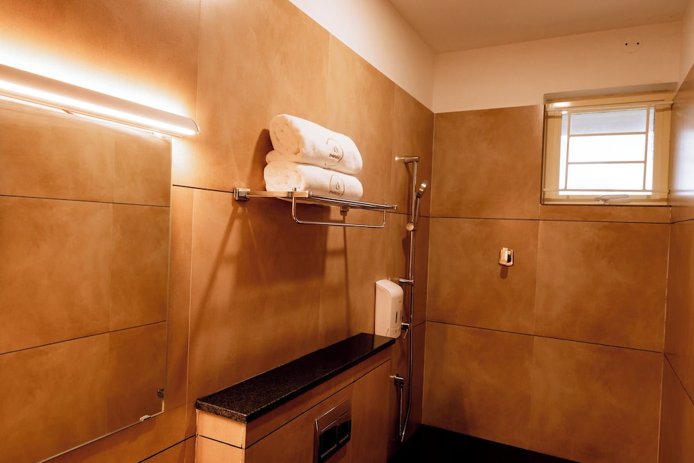 Deluxe Double or Twin Room - Photo 7