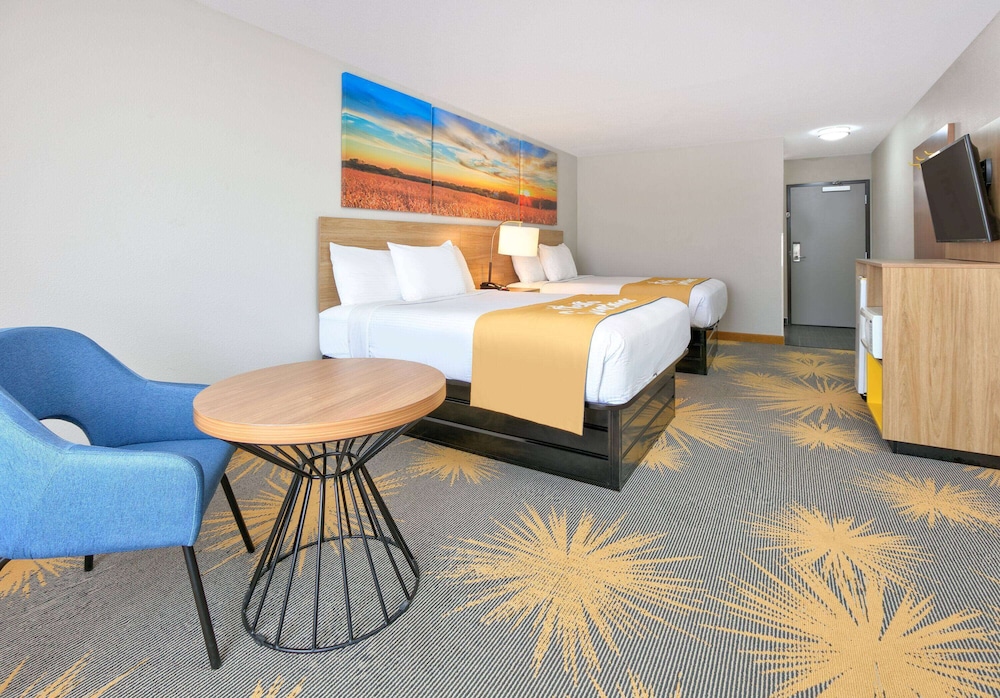 Standard Room, 2 Queen Beds - Photo 3