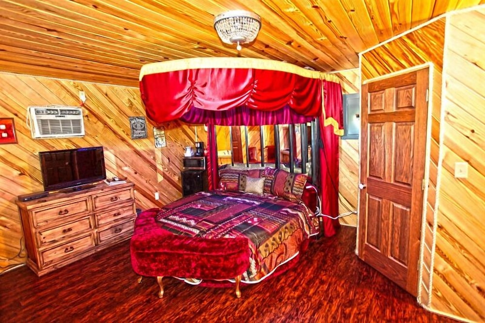 Honeymoon Room photo 1