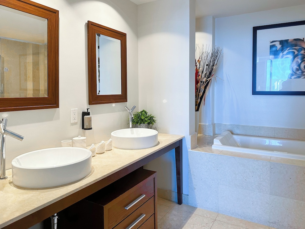 Boutique Corner Apart, 2/2, Sofa Bed, Ocean View, Balcony4608 thumbnail 6
