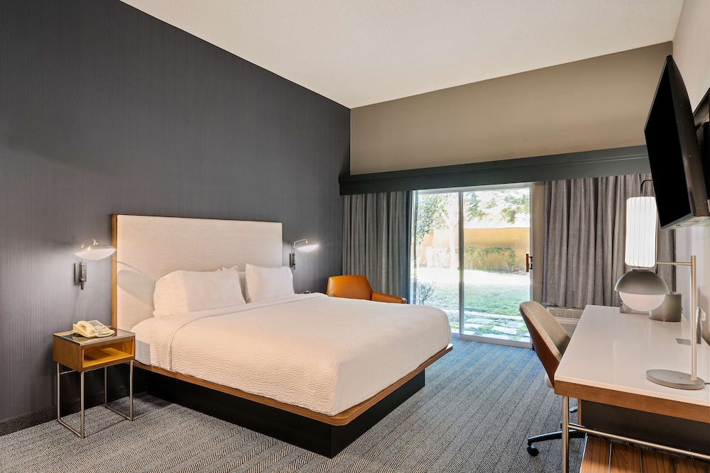 Executive Room, 1 King Bed with Sofa bed, Accessible (Mobility Rollin Shower) - Photo 2
