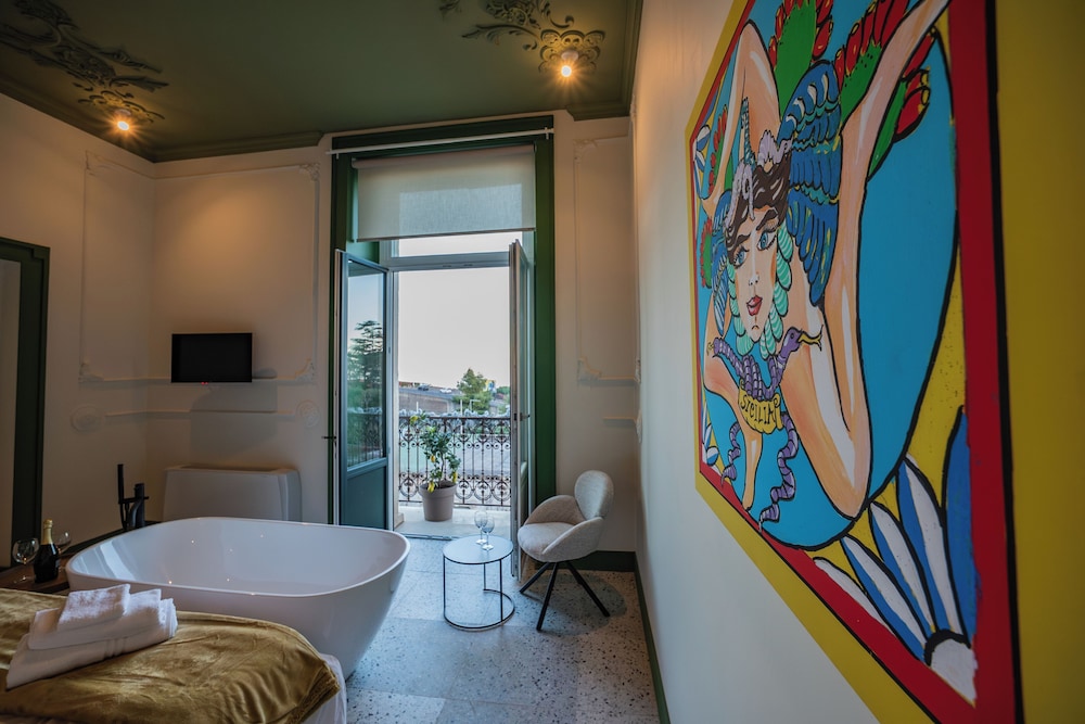 Room, 1 King Bed, Balcony, Sea View photo 2