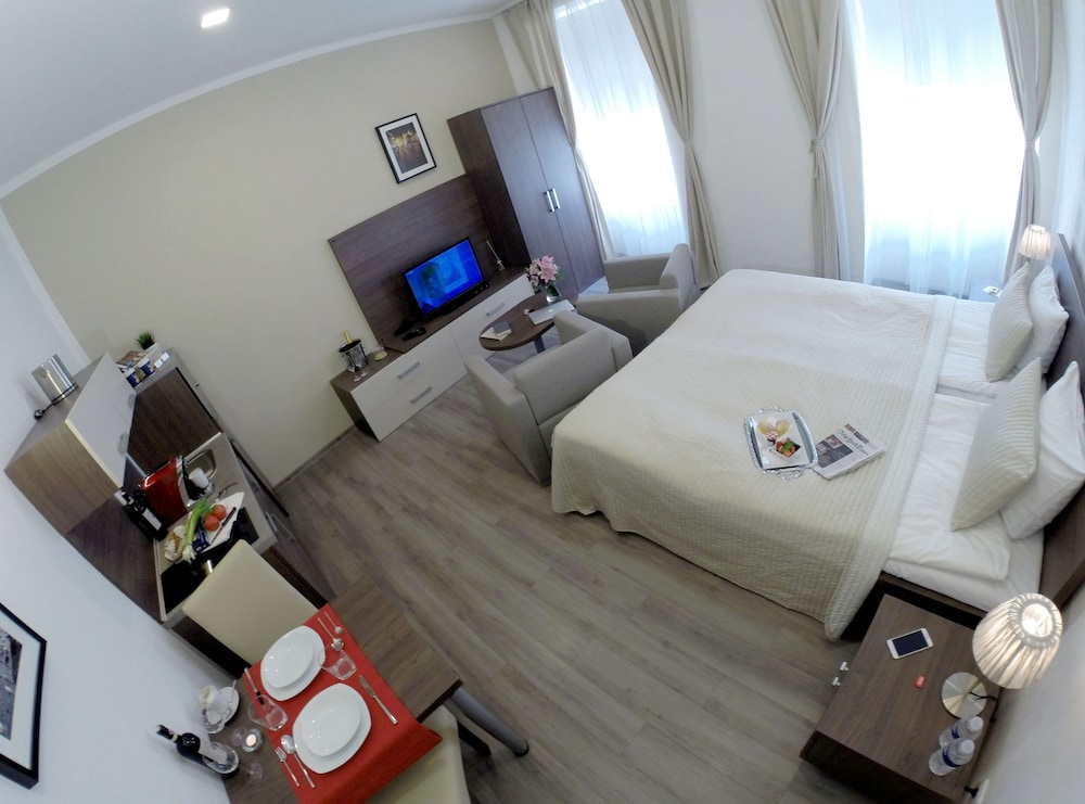 Standard Studio with Kitchen (2 Single Beds)