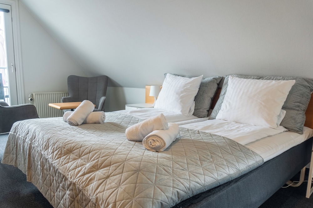 Superior Double Room, Sea View thumbnail 6