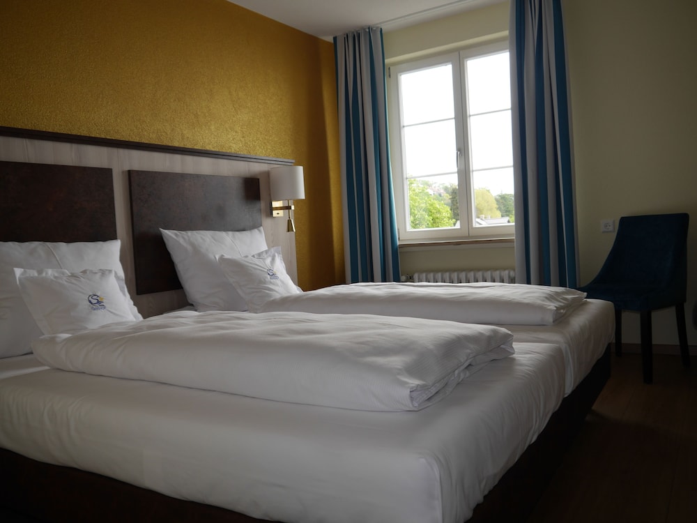 Deluxe Room, Balcony, Lake View (Family) photo 3