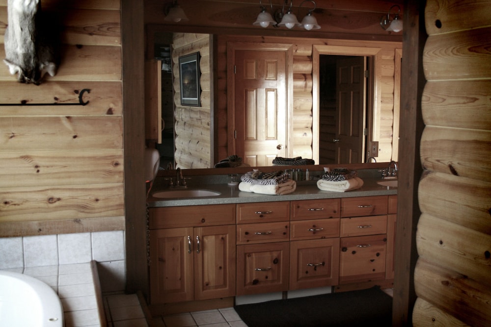 Lodge - Master Suite photo 3