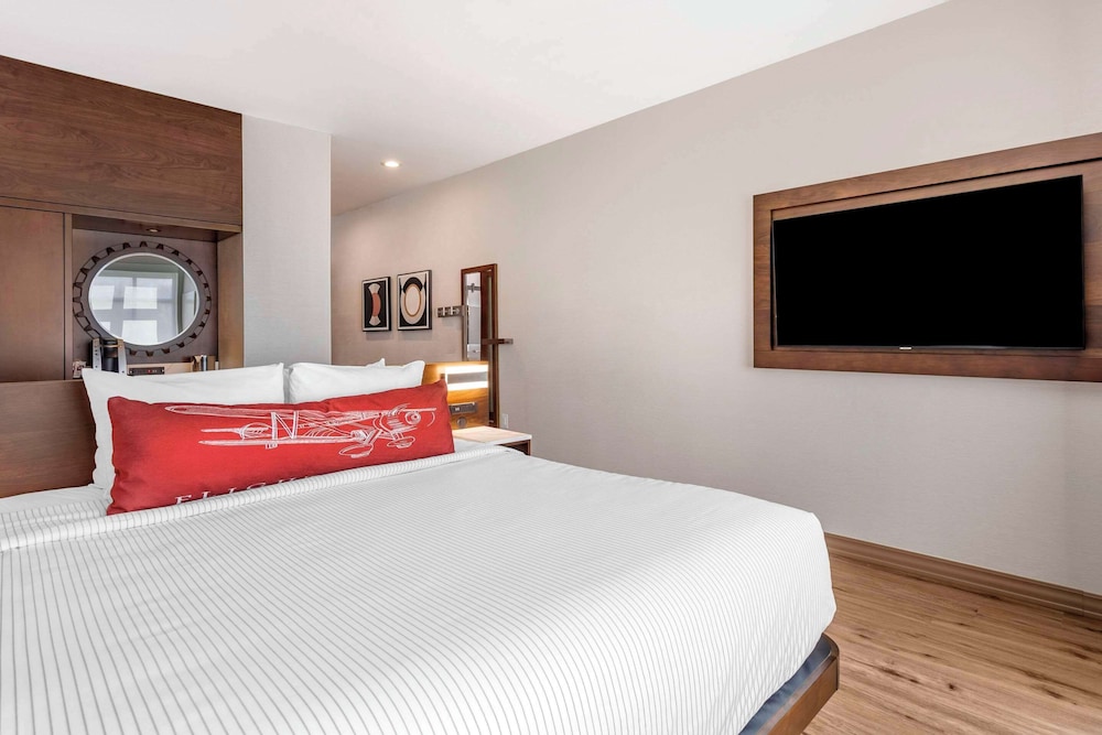 Room, 1 King Bed With Sofa Bed, Accessible, Non Smoking (Upgrade) - Photo 1