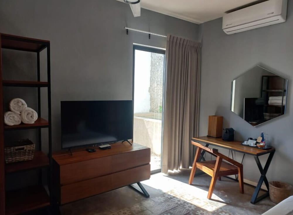 Standard Room, 1 King Bed - Photo 3
