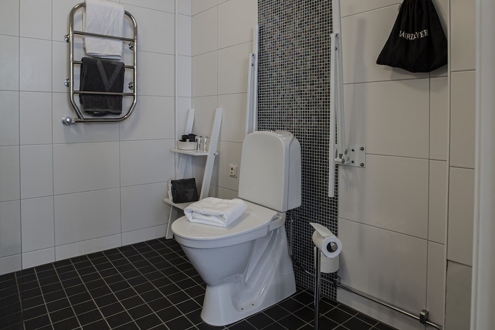 Standard Room, 1 Double Bed, Non Smoking (Small double room) - Photo 6
