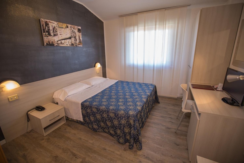 Standard Double or Twin Room - Photo 1