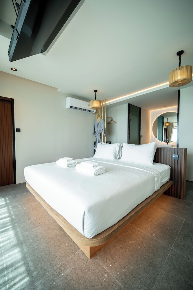 Panoramic Room, 1 King Bed, Ocean View photo 3