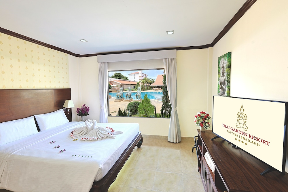 Deluxe Apartment, 1 King Bed, Poolside - Photo 1