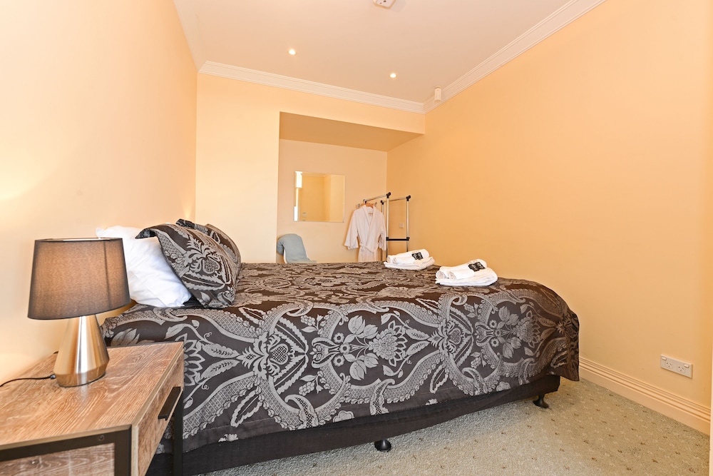 2 Bedroom Beachfront, Self-contained and Self-catering Apartment photo 1