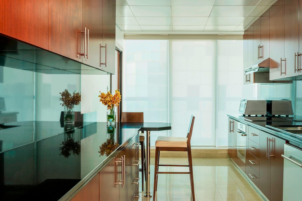 Suite, 1 Bedroom, Non Smoking, Balcony with Complimentary Shuttle Service to Dubai Mall photo 3