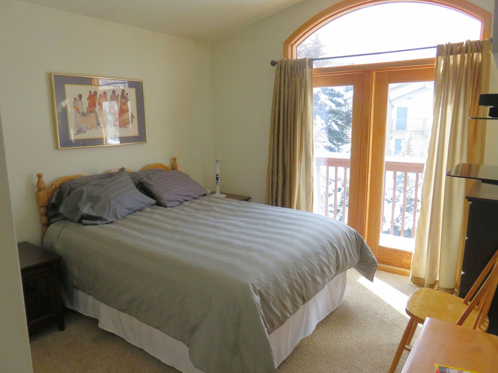 Romantic Queen Bedroom photo 1