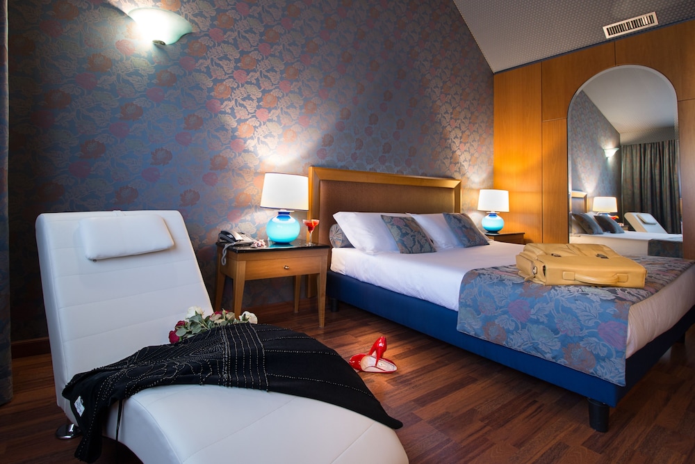 Deluxe Room, Hot Tub - Photo 3